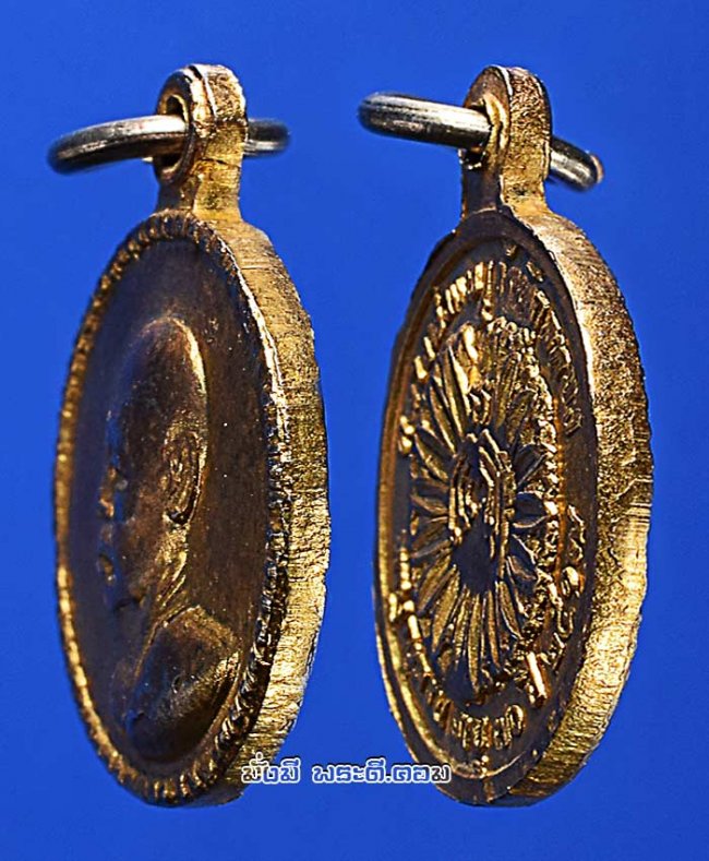 เหรียญหลวงพ่อแพ เขมังกโร วัดพิกุลทอง จ.สิงห์บุรี รุ่นทำบุญอายุครบ 70 ปี 2517 เนื้อทองแดงกะไหล่ทองครับ
