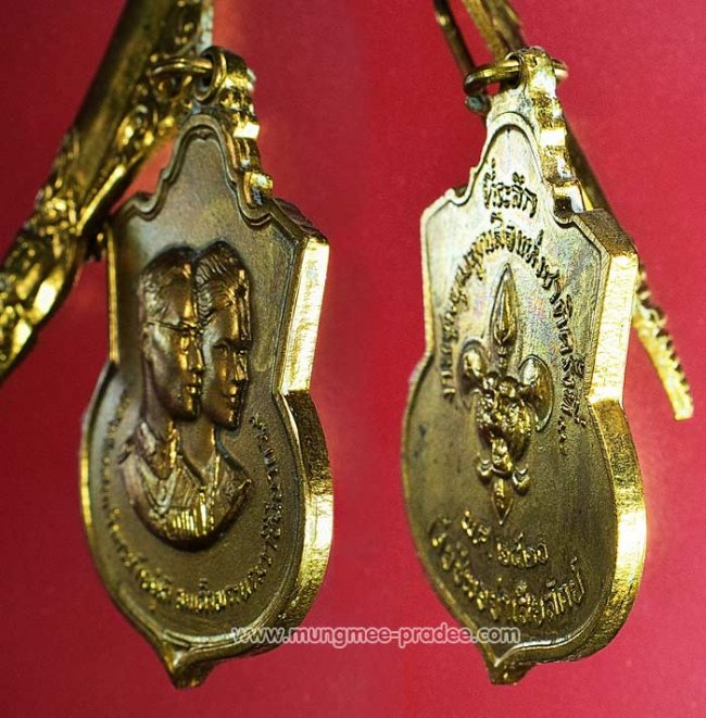 เหรียญในหลวงรัชกาลที่ 9 - พระราชินี ที่ระลึกเสด็จในงานชุมนุมลูกเสือแห่งชาติครั้งที่ 9