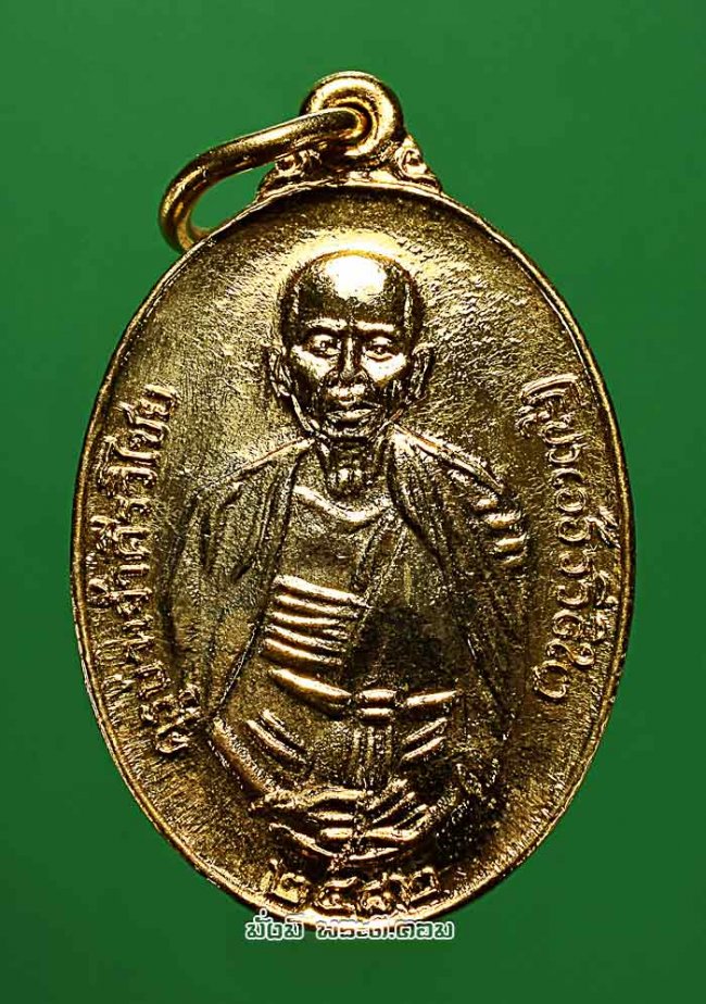 เหรียญครูบาศรีวิชัย รุ่นกาญจนาภิเษก 50 ปี เฉลิมฉลองเชียงใหม่ 700 ปี จ.เชียงใหม่ เนื้อทองแดงกะไหล่ทองครับ