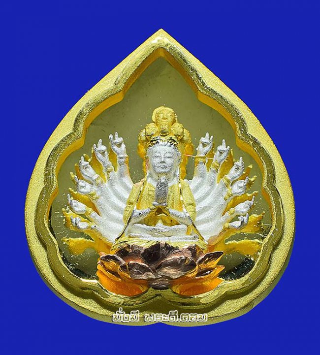 เหรียญเจ้าแม่กวนอิมพันมือ รุ่นมหาเมตตากรุณา วัดมังกรกมลาวาส (วัดเล่งเน่ยยี่) จ.กรุงเทพฯ ปี2560 เนื้อชุบสามกษัตริย์ มีกล่องเดิมครับ เหรียญที่ 3 เหรียญเจ้าแม่กวนอิมพันมือ รุ่นมหาเมตตากรุณา วัดมังกรกมลาวาส (วัดเล่งเน่ยยี่) จ.กรุงเทพฯ ปี2560 เนื้อชุบสามกษัตริย์ มีกล่องเดิมครับ เหรียญที่ 3