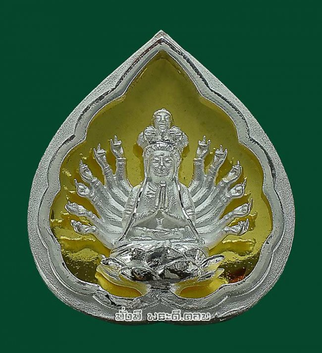 เหรียญเจ้าแม่กวนอิมพันมือ รุ่นมหาเมตตากรุณา วัดมังกรกมลาวาส (วัดเล่งเน่ยยี่) จ.กรุงเทพฯ ปี2560 เนื้อชุบเงินฉากทองมีกล่องเดิมครับ เหรียญที่ 6 เหรียญเจ้าแม่กวนอิมพันมือ รุ่นมหาเมตตากรุณา วัดมังกรกมลาวาส (วัดเล่งเน่ยยี่) จ.กรุงเทพฯ ปี2560 เนื้อชุบเงินฉากทองมีกล่องเดิมครับ เหรียญที่ 6