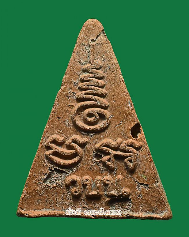 พระพุทธปางมารวิชัย หลังยันต์ พิมพ์สามเหลี่ยม เนื้อผงไม่ทราบที่และรายละเอียด ครับ