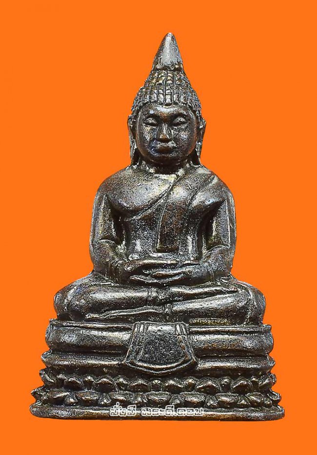 รูปหล่อหลวงพ่อพระพุทธโสธร วัดโสธรฯ จ.ฉะเชิงเทรา ปี 2558 พิมพ์เล็กเนื้อทองแดงรมดำ ตอกหมายเลขใต้ฐานมีตลับเดิมๆ ครับ องค์ที่ 1