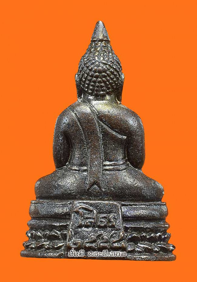 รูปหล่อหลวงพ่อพระพุทธโสธร วัดโสธรฯ จ.ฉะเชิงเทรา ปี 2558 พิมพ์เล็กเนื้อทองแดงรมดำ ตอกหมายเลขใต้ฐานมีตลับเดิมๆ ครับ องค์ที่ 1