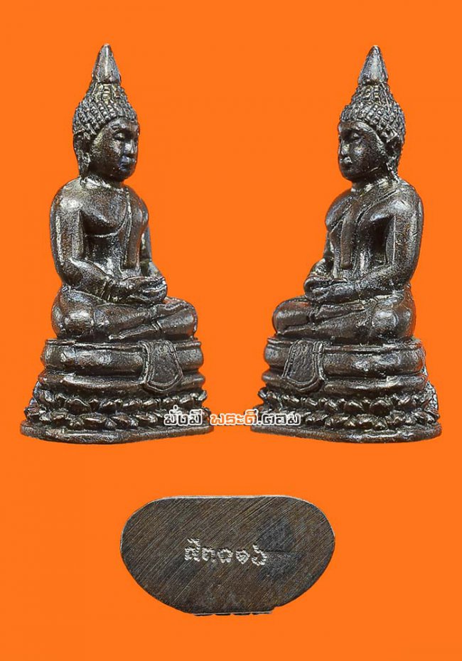 รูปหล่อหลวงพ่อพระพุทธโสธร วัดโสธรฯ จ.ฉะเชิงเทรา ปี 2558 พิมพ์เล็กเนื้อทองแดงรมดำ ตอกหมายเลขใต้ฐานมีตลับเดิมๆ ครับ องค์ที่ 1