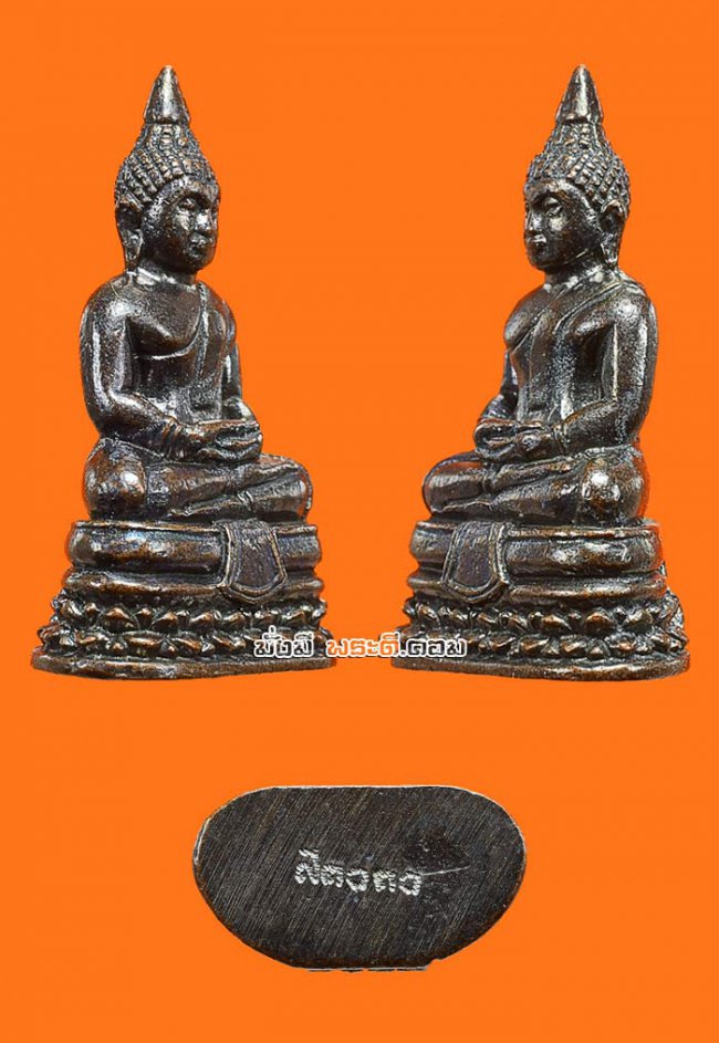 รูปหล่อหลวงพ่อพระพุทธโสธร วัดโสธรฯ จ.ฉะเชิงเทรา ปี 2558 พิมพ์เล็กเนื้อทองแดงรมดำ ตอกหมายเลขใต้ฐานมีตลับเดิมๆ ครับ องค์ที่ 2