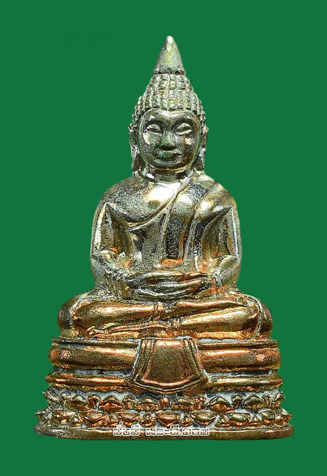 รูปหล่อหลวงพ่อพระพุทธโสธร วัดโสธรฯ จ.ฉะเชิงเทรา ปี 2558 พิมพ์เล็กเนื้อชุบสามกษัตริย์ ตอกหมายเลขใต้ฐานมีตลับเดิมๆ ครับ องค์ที่ 2