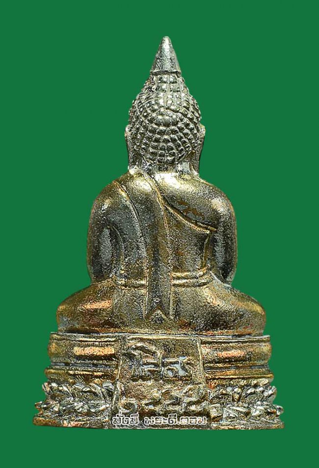 รูปหล่อหลวงพ่อพระพุทธโสธร วัดโสธรฯ จ.ฉะเชิงเทรา ปี 2558 พิมพ์เล็กเนื้อชุบสามกษัตริย์ ตอกหมายเลขใต้ฐานมีตลับเดิมๆ ครับ องค์ที่ 2