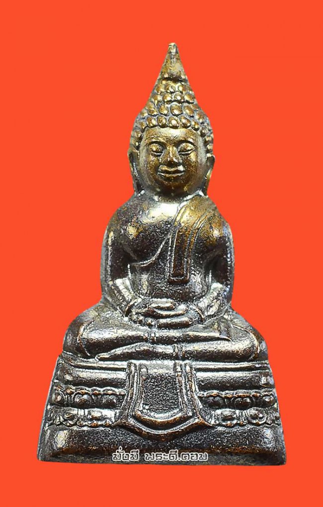 รูปหล่อหลวงพ่อพระพุทธโสธร วัดโสธรฯ จ.ฉะเชิงเทรา ปี 2558 พิมพ์ใหญ่เนื้อทองแดงรมดำ ตอกหมายเลขใต้ฐานอุดกริ่งมีตลับเดิมๆ ครับ องค์ที่ 1