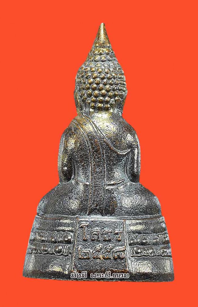 รูปหล่อหลวงพ่อพระพุทธโสธร วัดโสธรฯ จ.ฉะเชิงเทรา ปี 2558 พิมพ์ใหญ่เนื้อทองแดงรมดำ ตอกหมายเลขใต้ฐานอุดกริ่งมีตลับเดิมๆ ครับ องค์ที่ 1