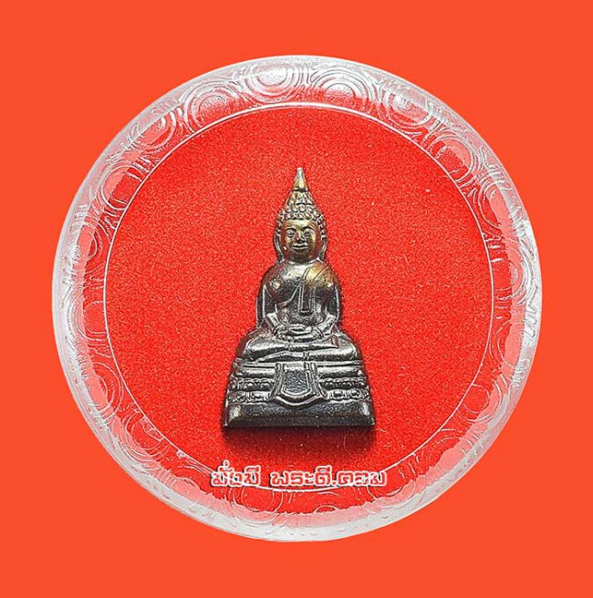 รูปหล่อหลวงพ่อพระพุทธโสธร วัดโสธรฯ จ.ฉะเชิงเทรา ปี 2558 พิมพ์ใหญ่เนื้อทองแดงรมดำ ตอกหมายเลขใต้ฐานอุดกริ่งมีตลับเดิมๆ ครับ องค์ที่ 1