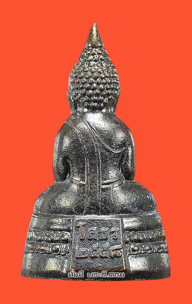 รูปหล่อหลวงพ่อพระพุทธโสธร วัดโสธรฯ จ.ฉะเชิงเทรา ปี 2558 พิมพ์ใหญ่เนื้อทองแดงรมดำ ตอกหมายเลขใต้ฐานอุดกริ่งมีตลับเดิมๆ ครับ องค์ที่ 2